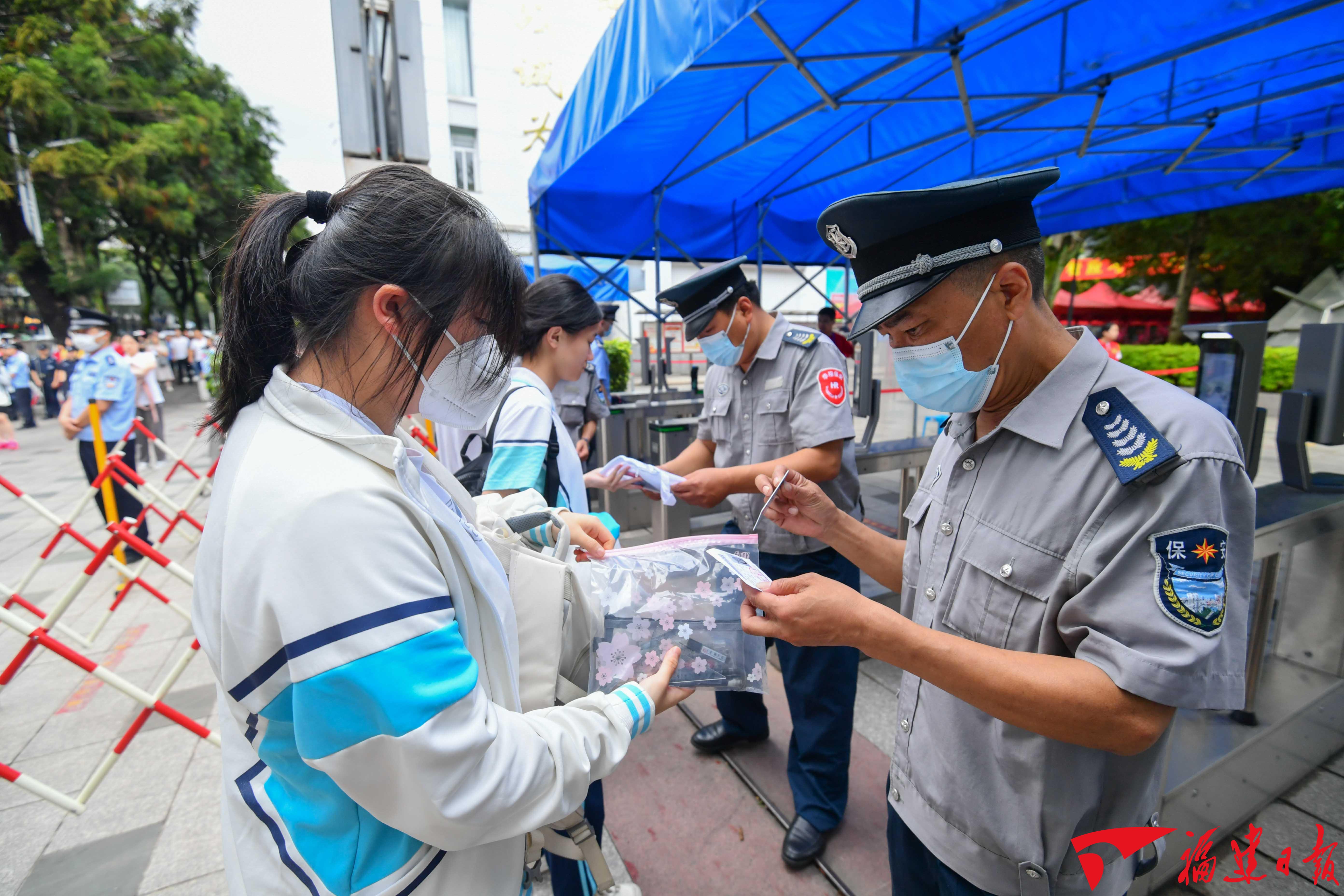 福建日报记者 游庆辉 摄福州三中考点 姜雨婷/摄福州三中考点 姜雨婷