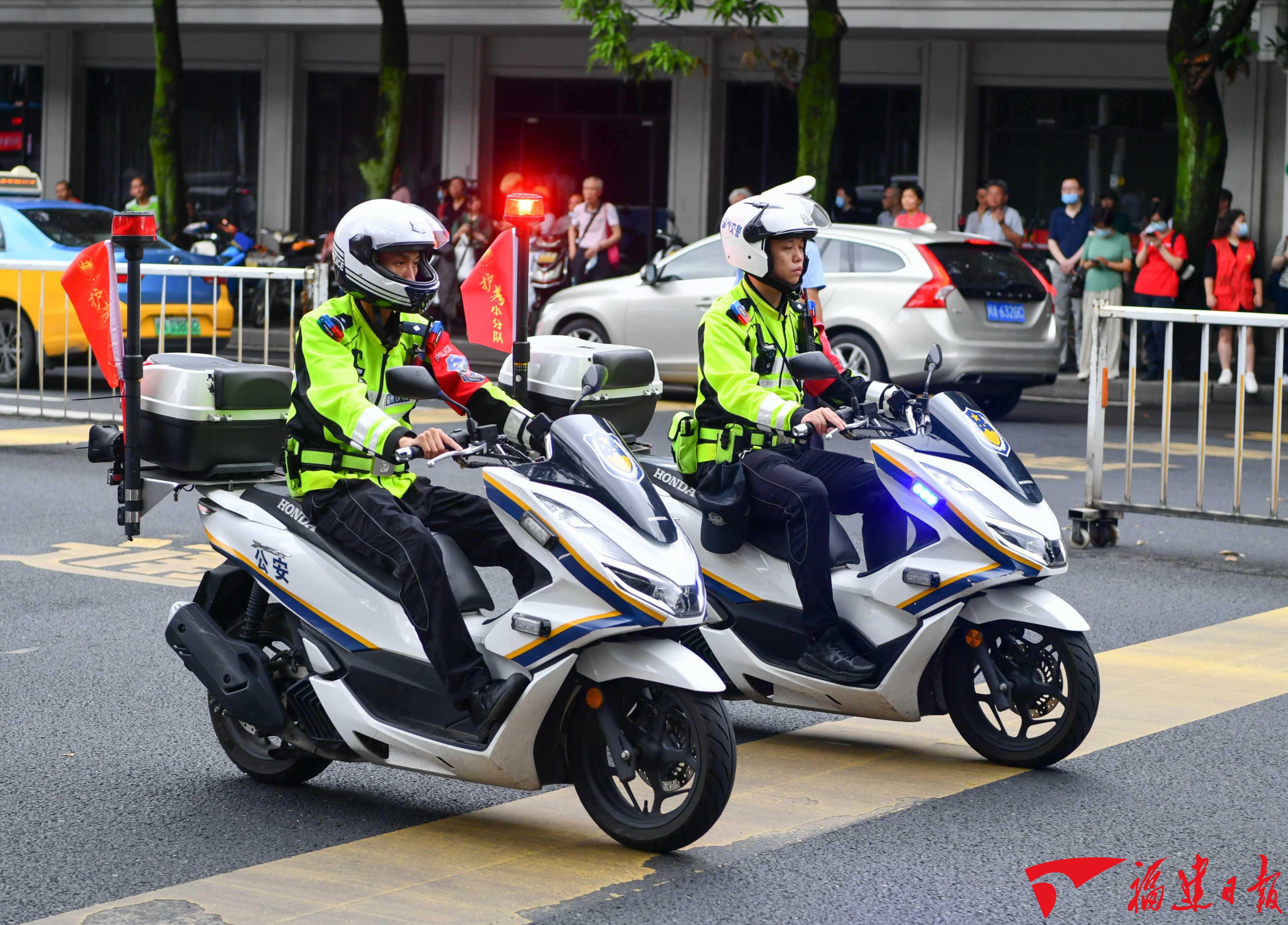 福州交警的各铁骑中队在各个考点周边,设护考分队,为高考护航.