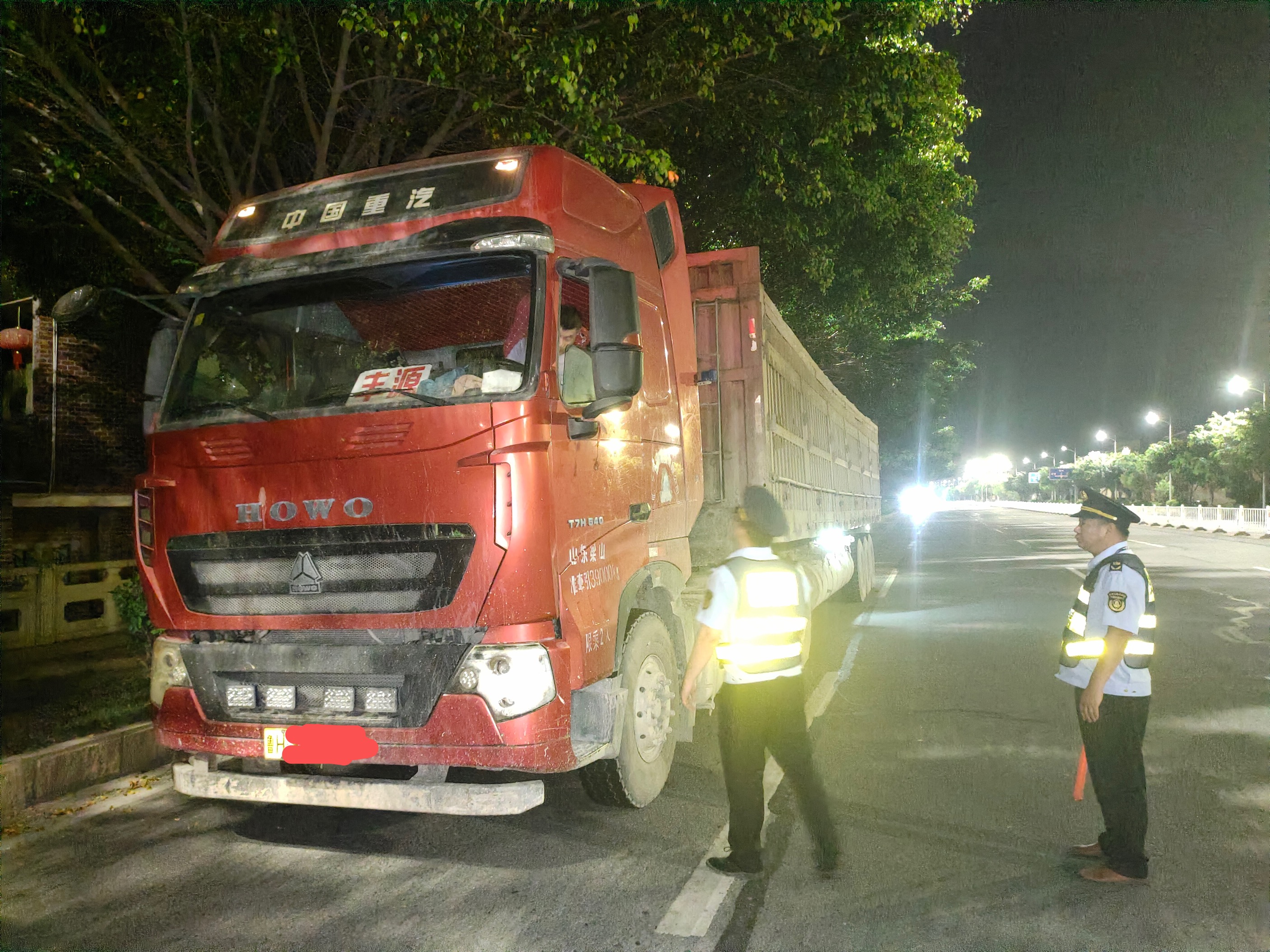 涵江夜擒百吨王3部严重超载车辆接连落网