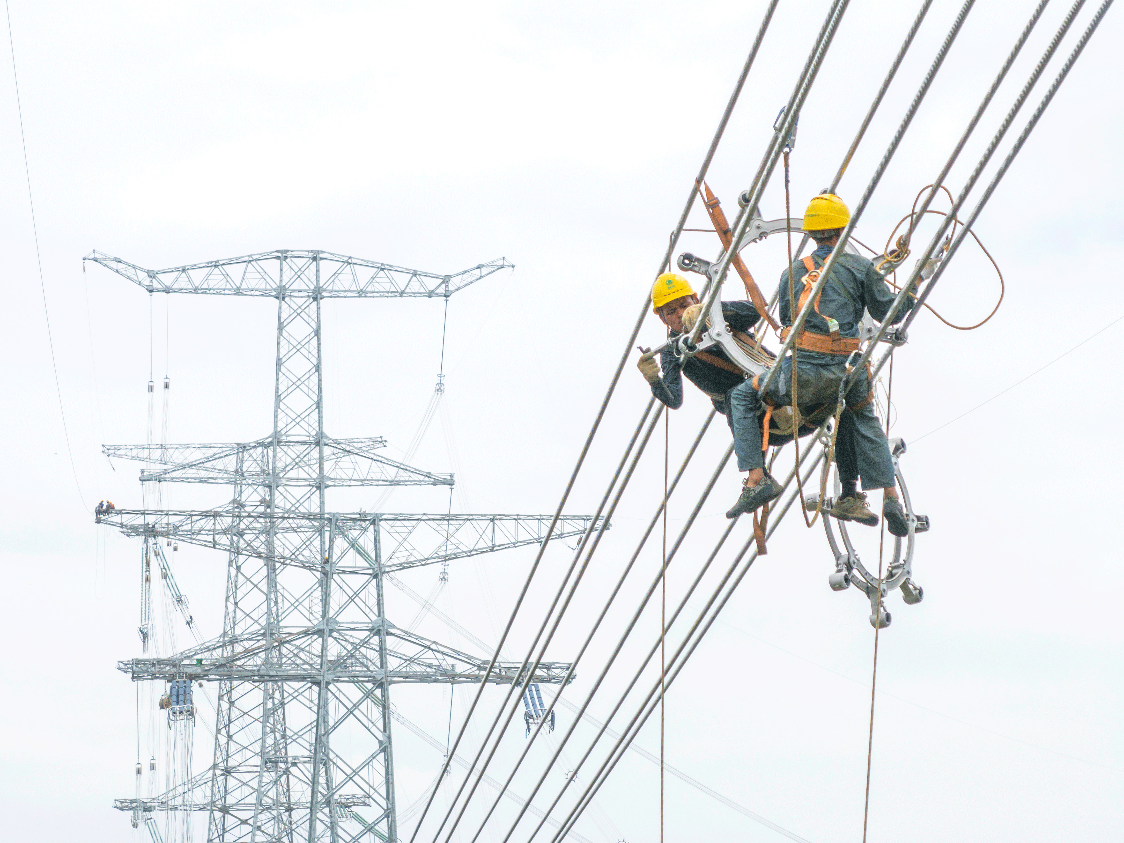 福建北电南送特高压交流输变电工程线路工程(德化段)实现全线贯通