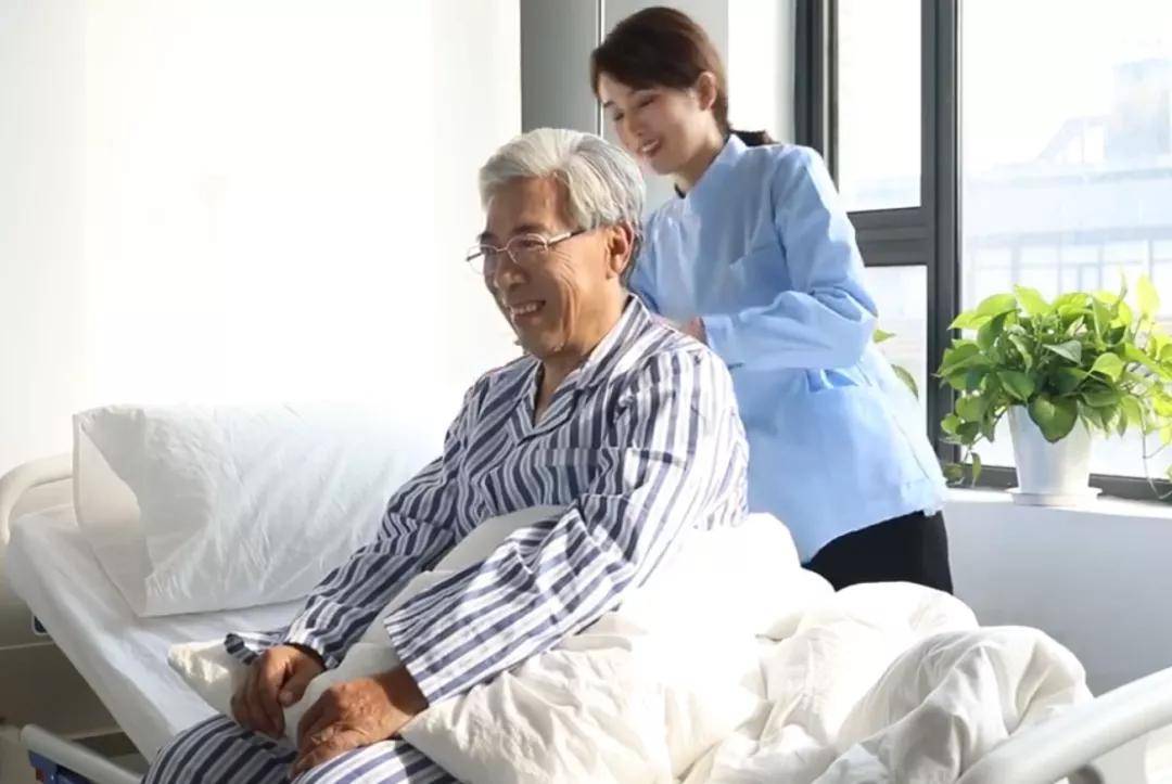 她家人患有神经肿瘤,在北方某医院住院11天中,因医院不允许家属陪护