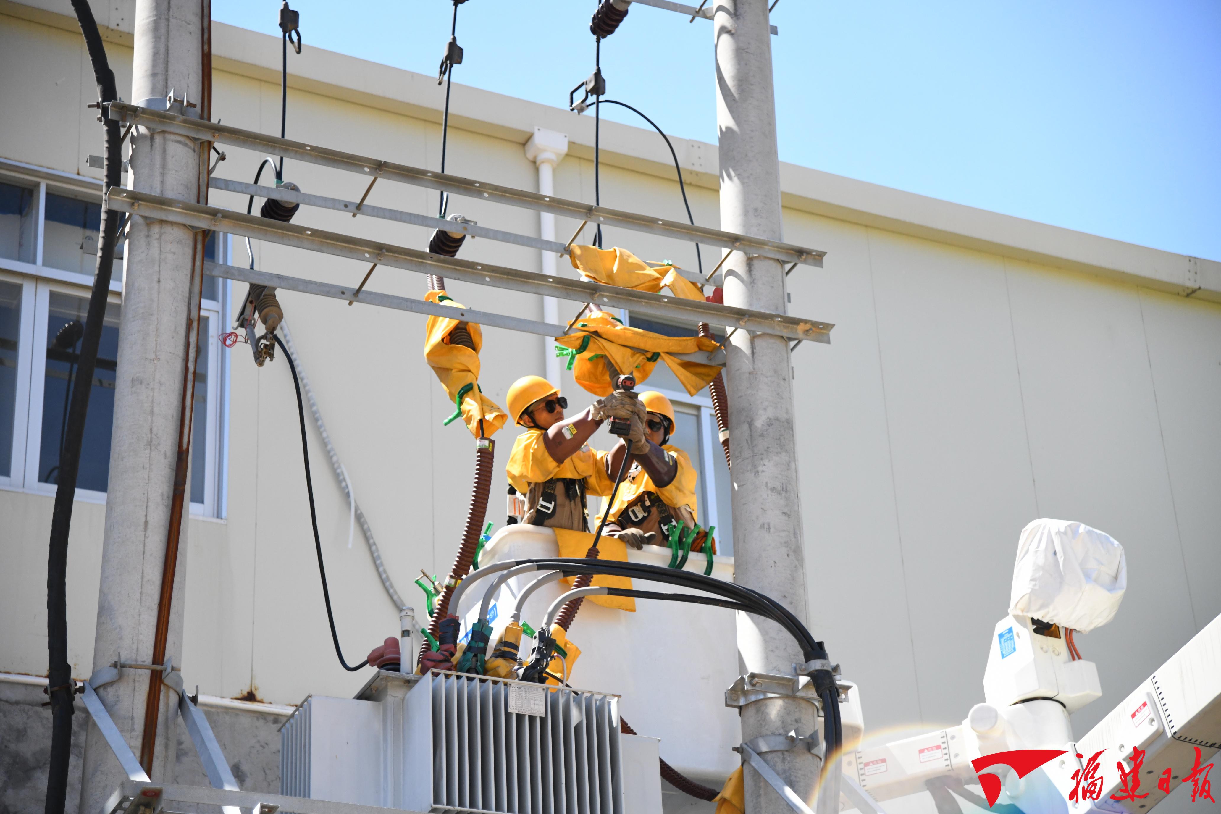 云霄供电率先开展带负荷更换跌落式熔断器