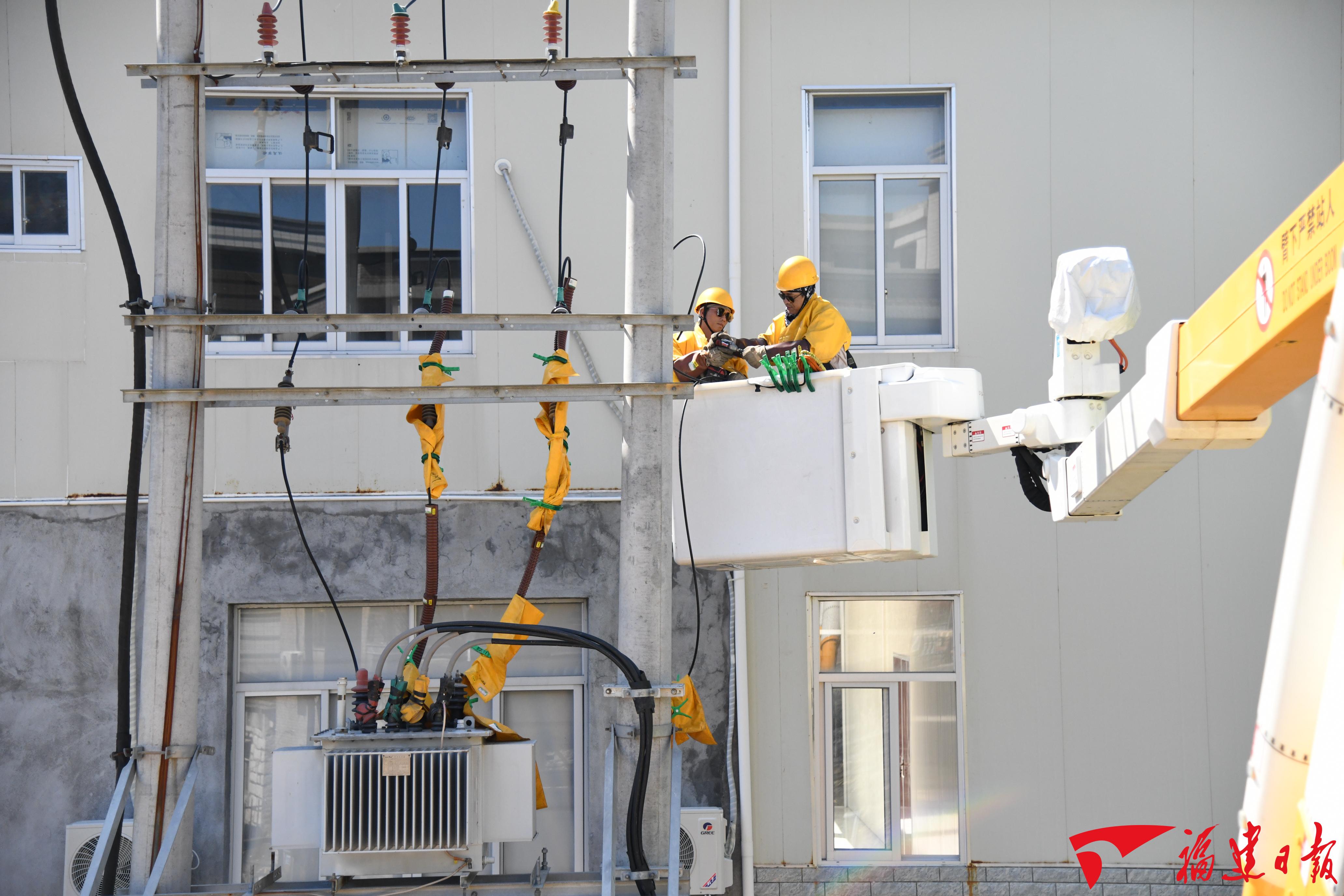 云霄供电率先开展带负荷更换跌落式熔断器