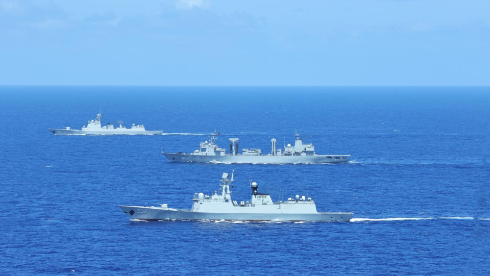 海军护航编队在亚丁湾开展实际使用武器训练