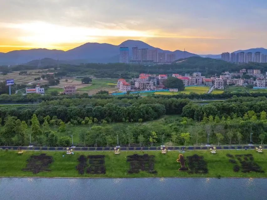 靓灯光映碧水惠安黄塘溪畔亲水廊道夜景璀璨