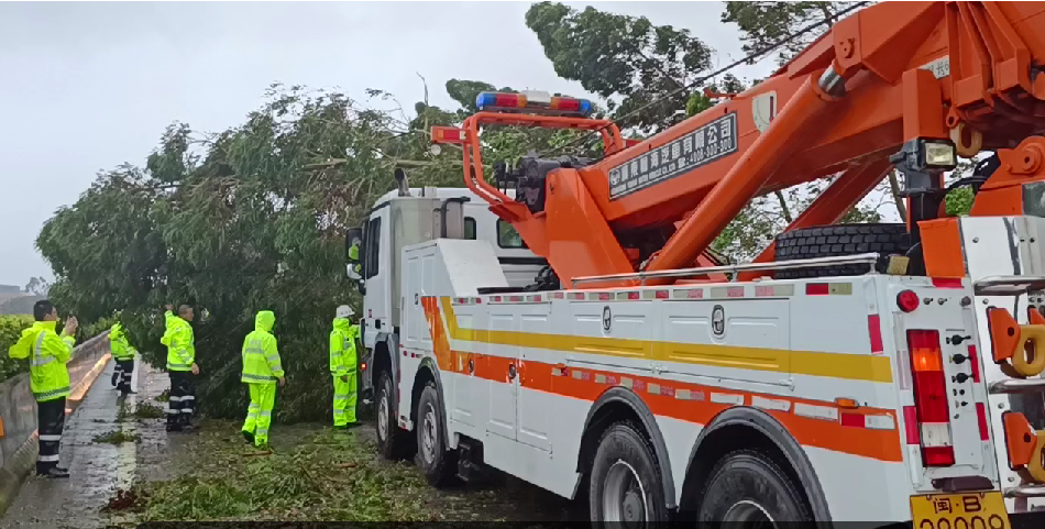 莆田台风来袭车辆受困高速执法紧急救援