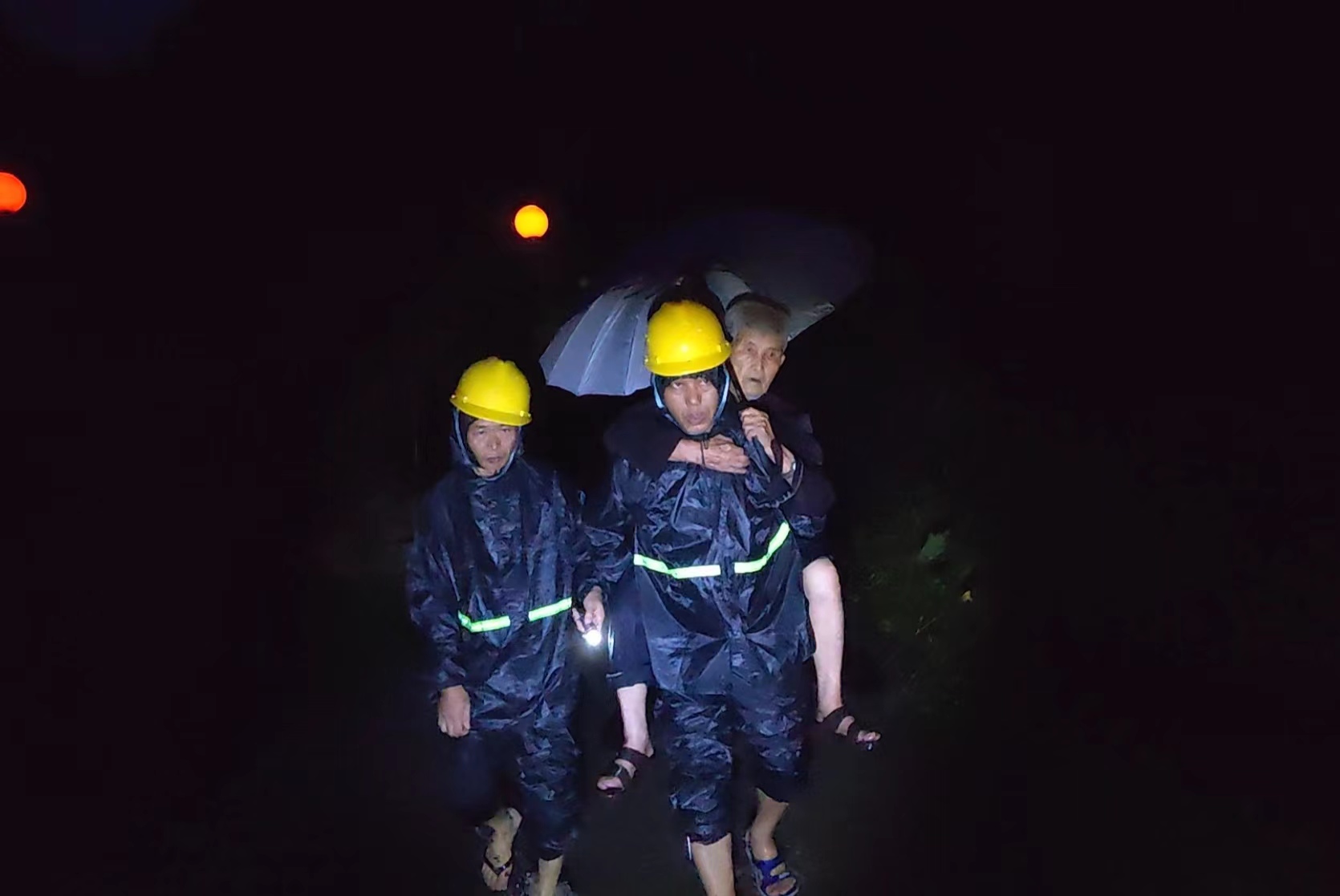 展现硬核担当涵江党员干部全力以赴防汛救灾