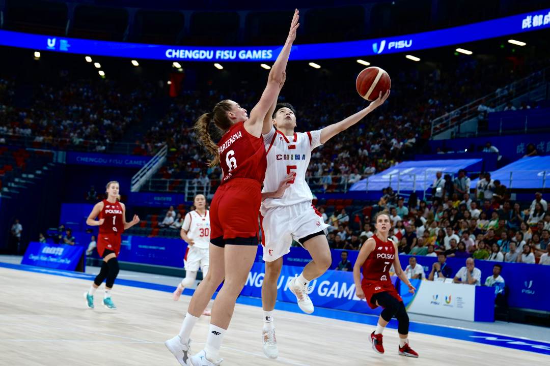 大运会女篮中国队战胜波兰队两连胜晋级14决赛
