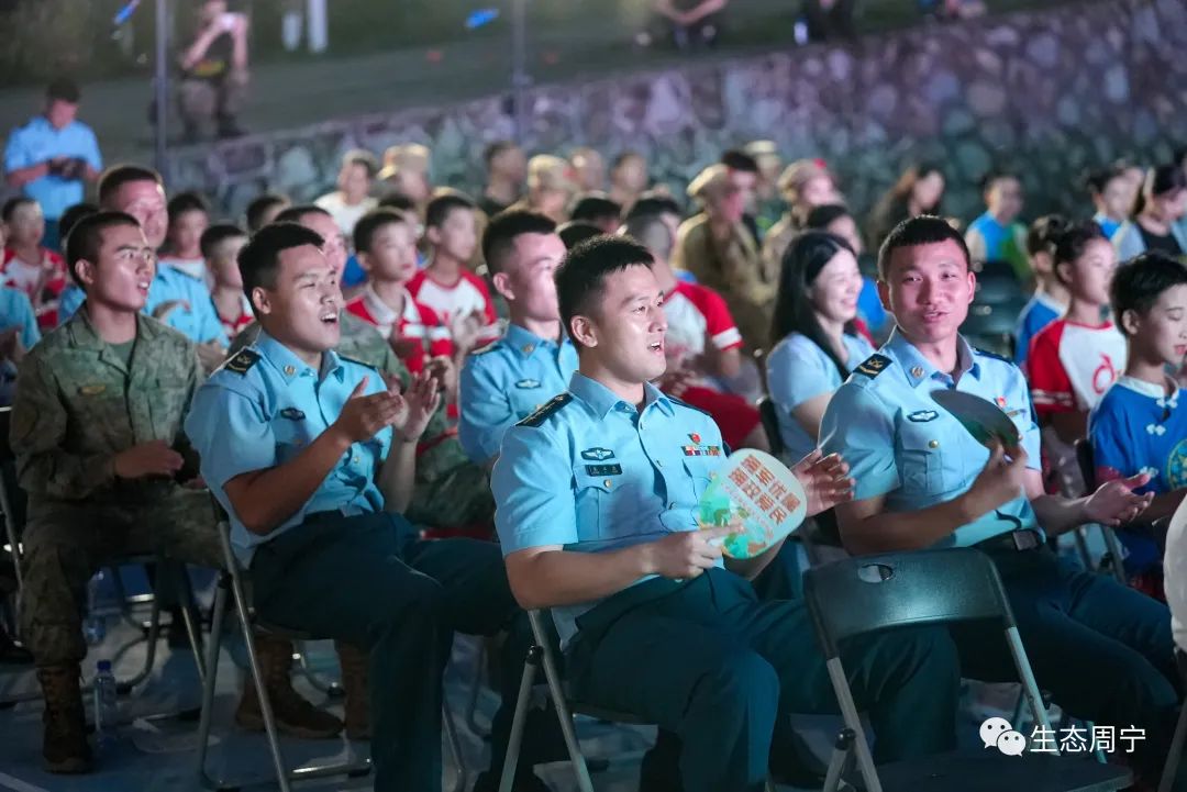 优美的舞蹈嘹亮的歌声整场演出高潮迭起为人民子弟兵献上了一场温暖