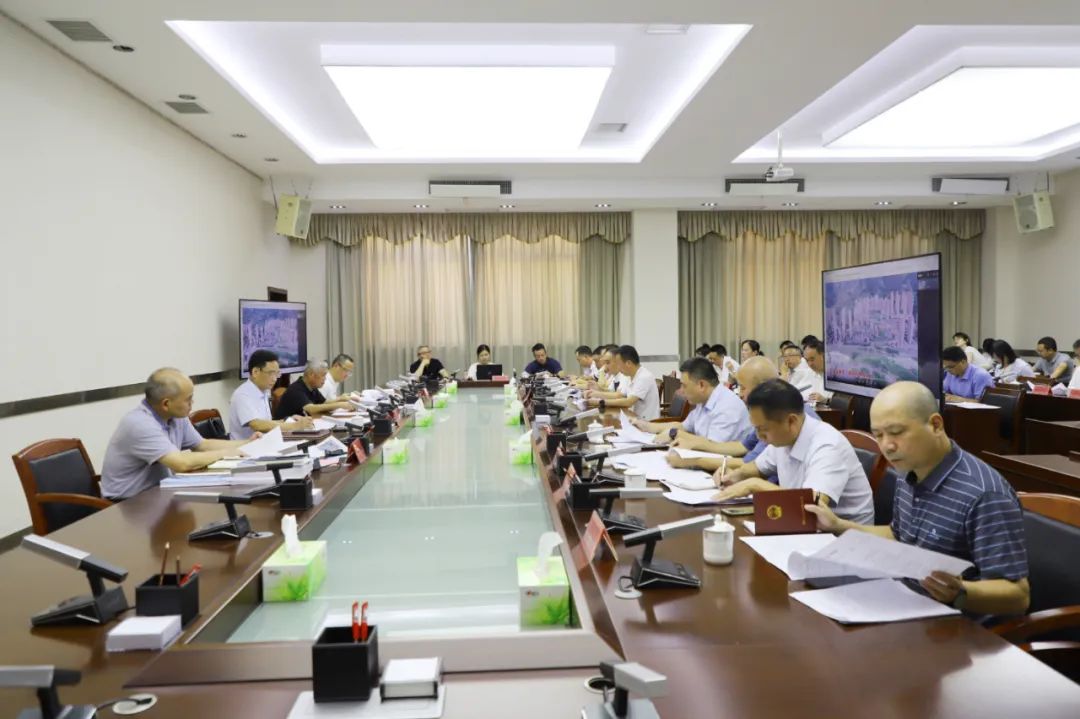 黄其山一行前往富春公园,现场察看了富春公园改造提升项目进展情况,并