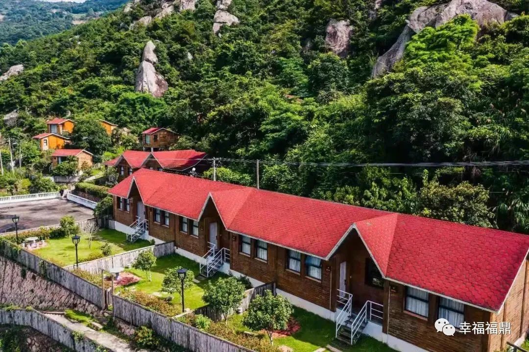 目前,小白鹭村共有民宿38家,便利店12家,渔家乐7家,实现年产值500万元