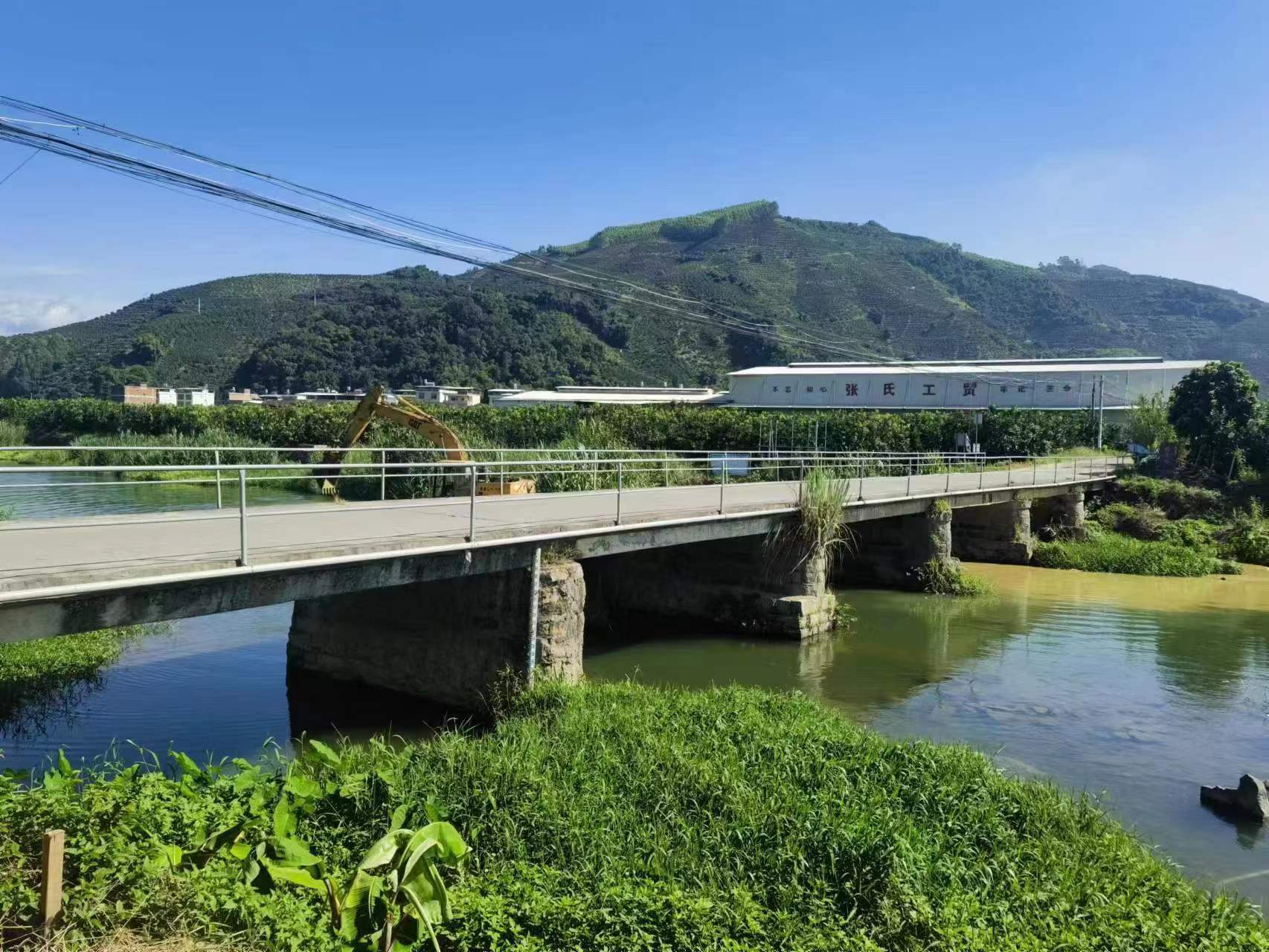 在平和山格镇太子宫桥(杨英桥)危桥改造项目施工现场,工人们正在紧锣