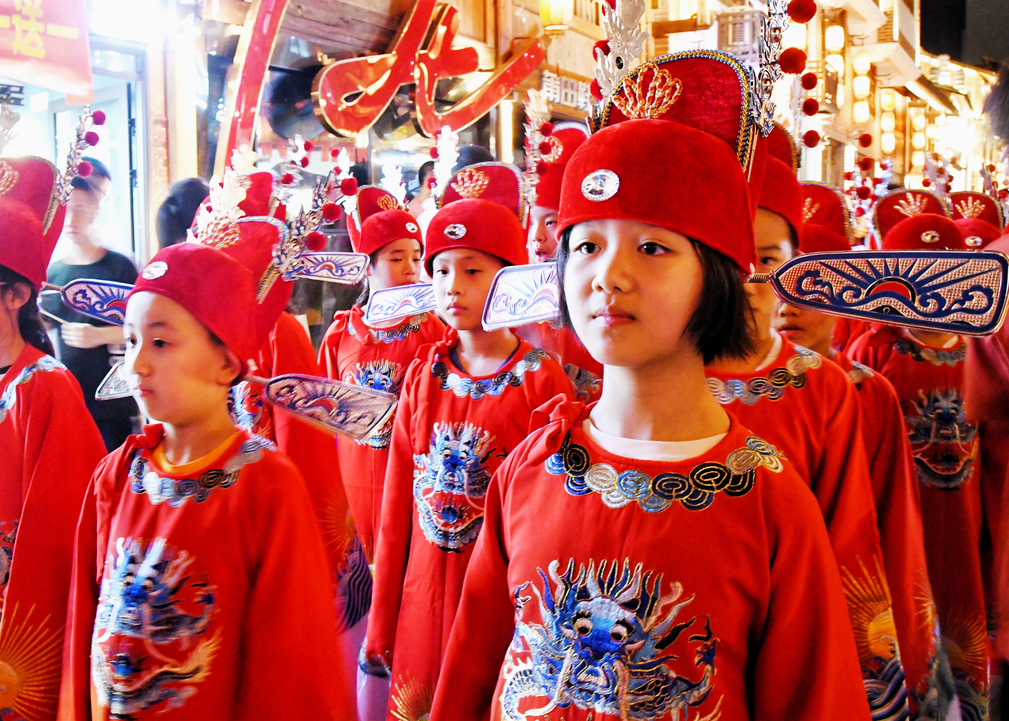 炸街了炸街了状元天团来古街巡游连续七天