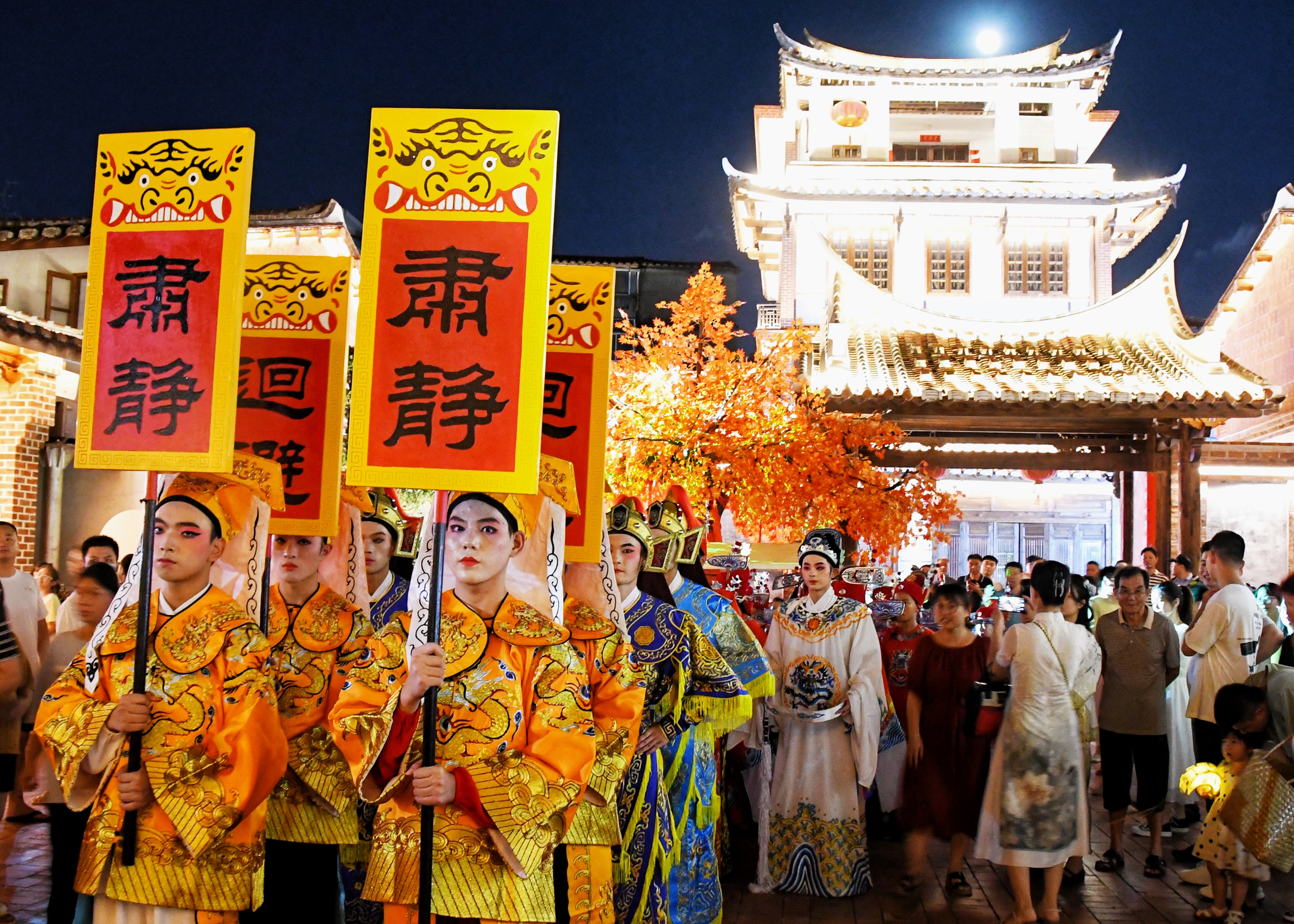 晚上七时许,在一阵热闹的锣鼓声中,"状元游街"正式开始.