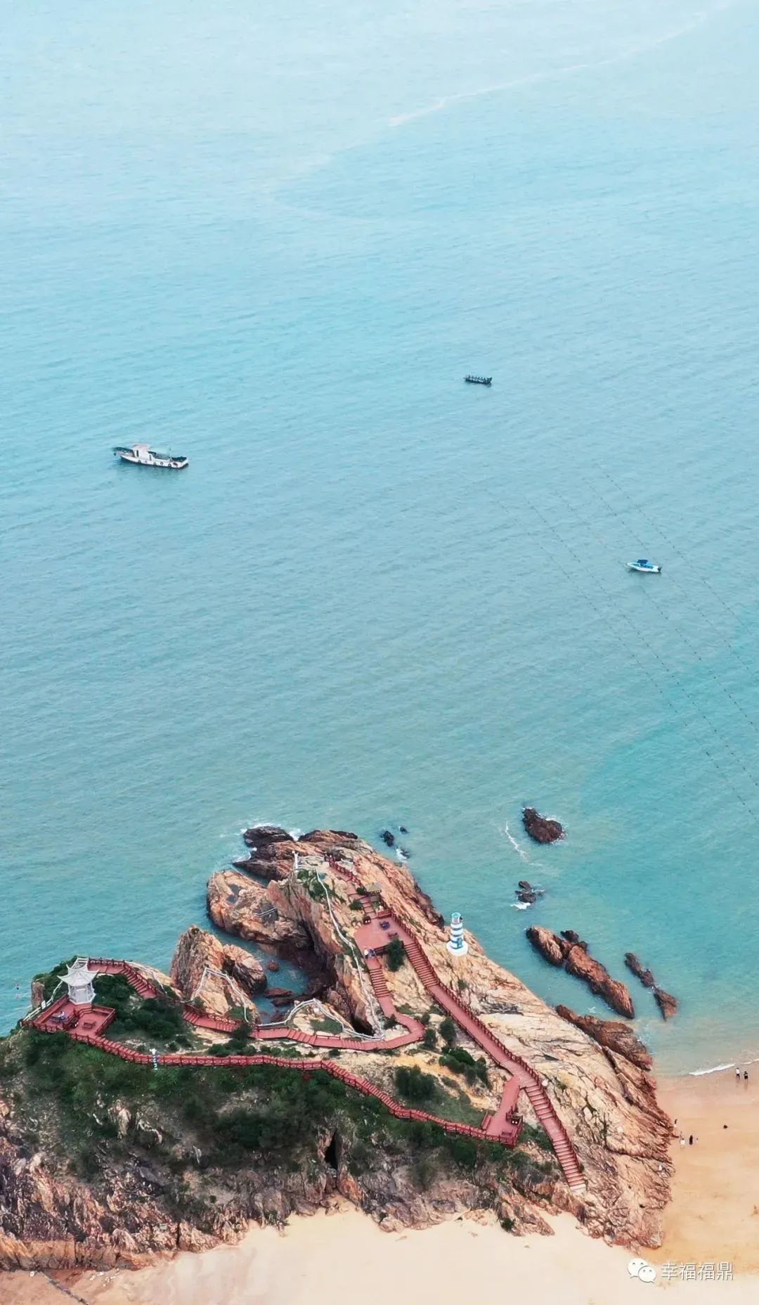 天蓝海碧,金沙融融,小白鹭海湾内一片金黄色的天然沙滩,滩宽沙软,坡度