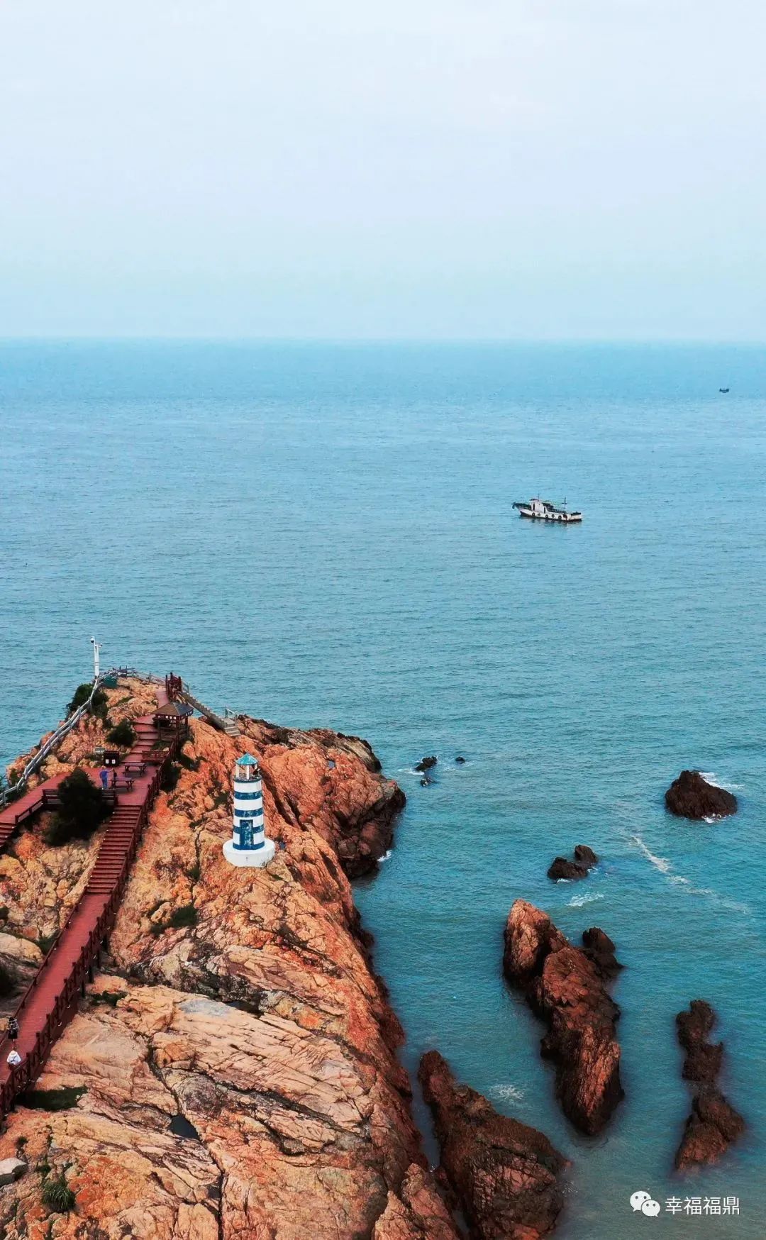 天蓝海碧,金沙融融,小白鹭海湾内一片金黄色的天然沙滩,滩宽沙软,坡度
