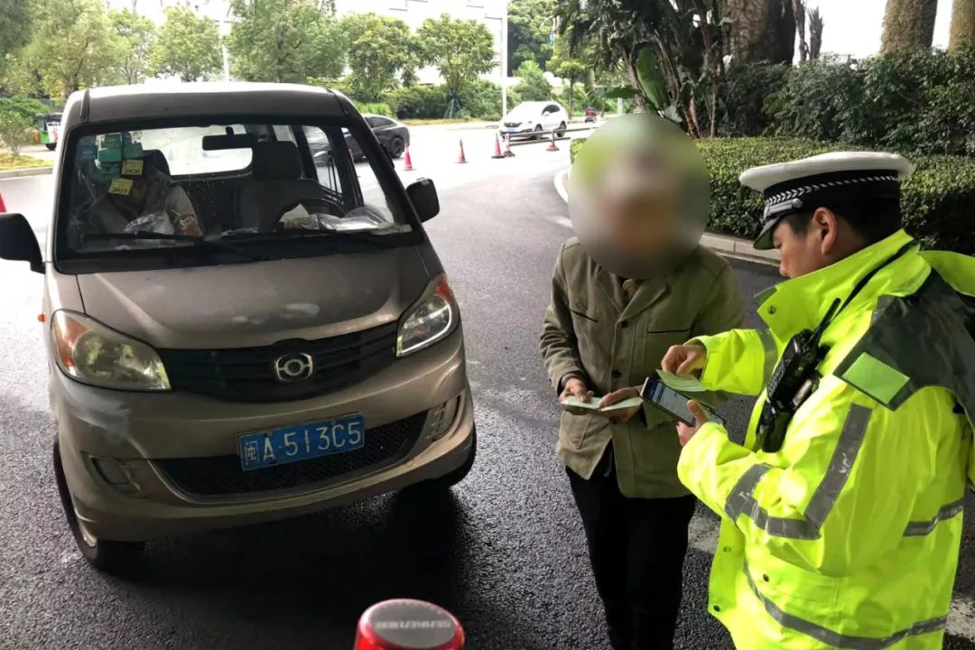 交警將小車攔下後告知駕駛人鳴喇叭產生噪聲擾民的危害性,並依法對