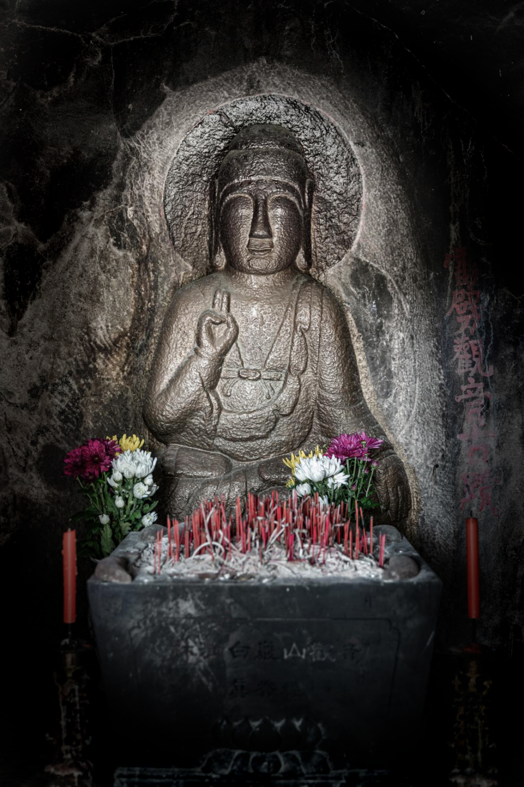 8米,宽1.3米,内雕有地藏王,泗洲文佛及两位侍者.