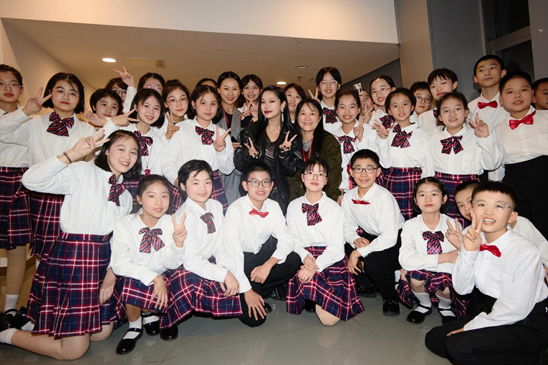 十中校友万妮达方言新歌刷屏朋友圈09这一年,我们牵好"连心桥"绘好"