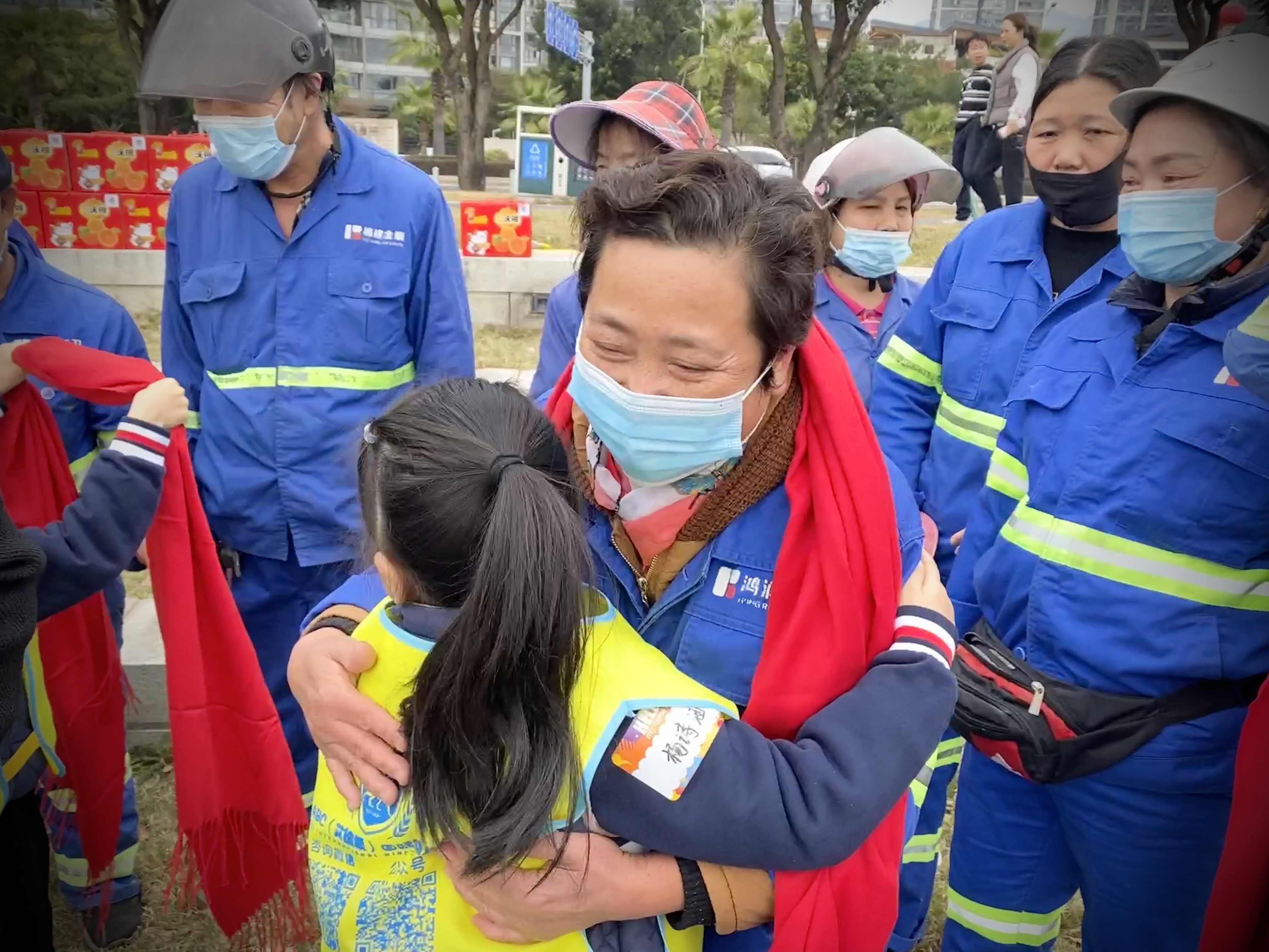 这次志愿服务活动的主题是"情系环卫工 冬日送温暖".