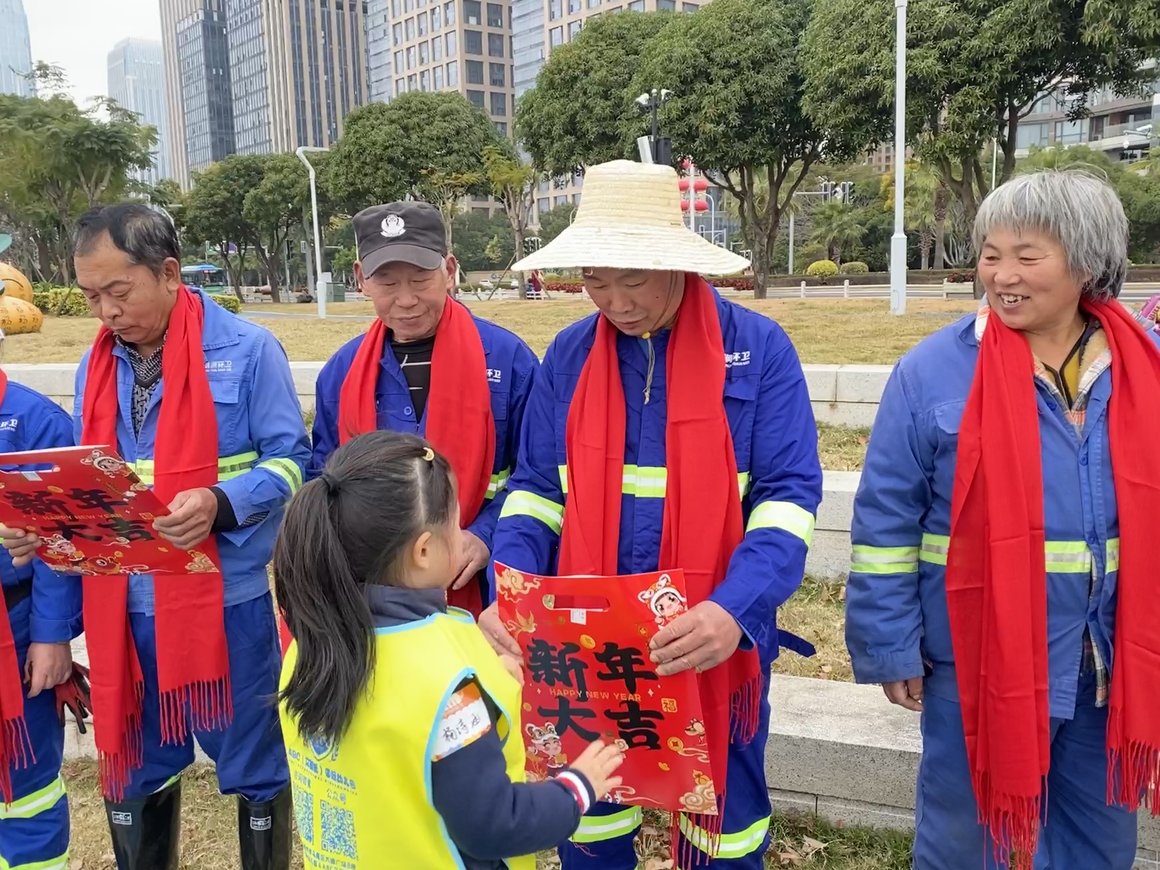 寒冬似暖冬这所幼儿园为环卫工人送温暖