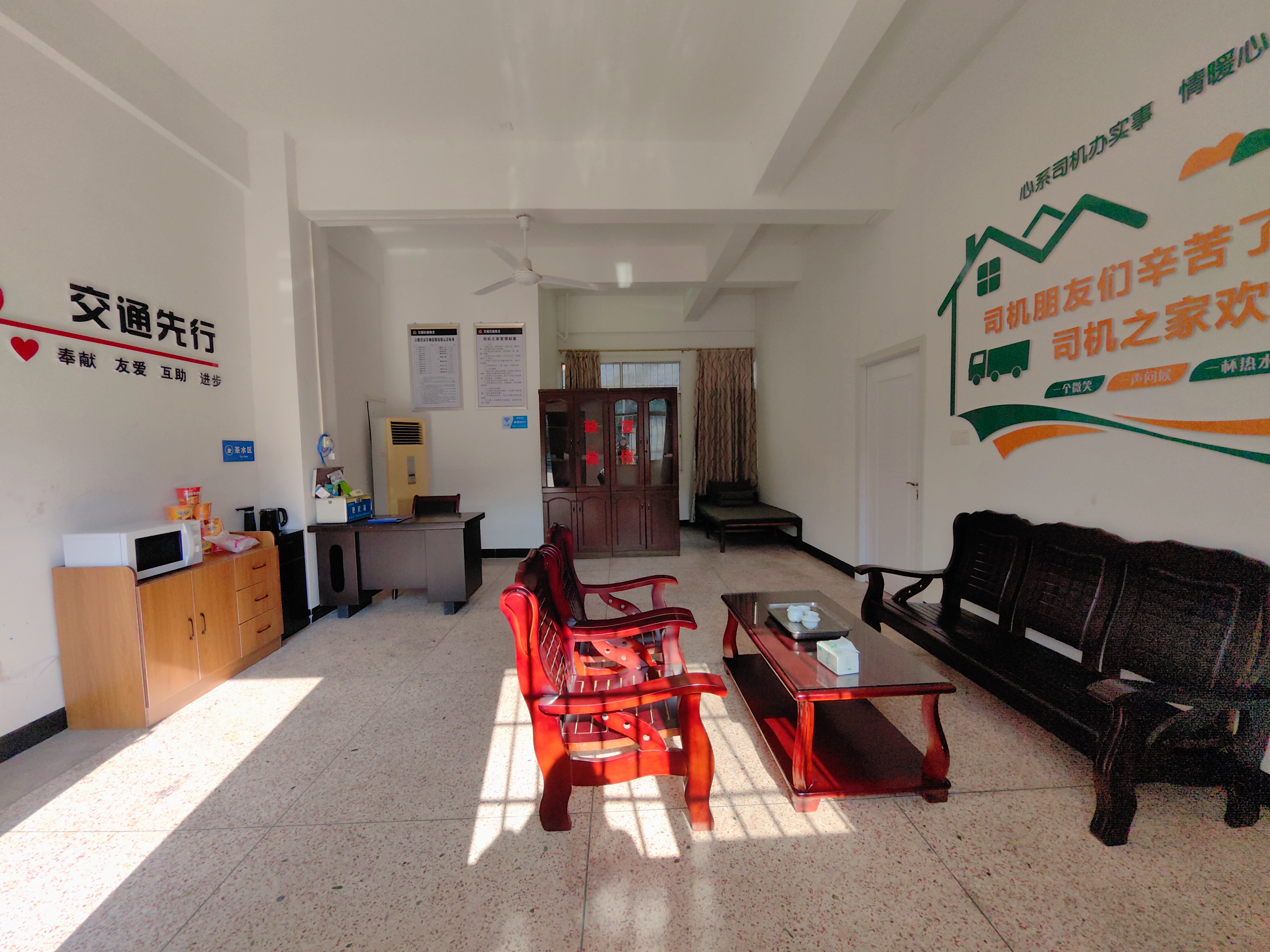 建设面积36平方,分为休息室,沐浴房和洗衣房,休息室设置休息区,图书角