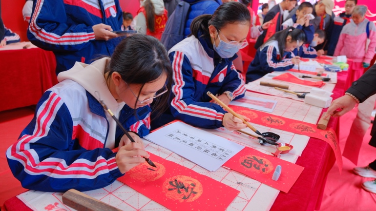 画龙写福厦门莲花中学为社区居民赠春联