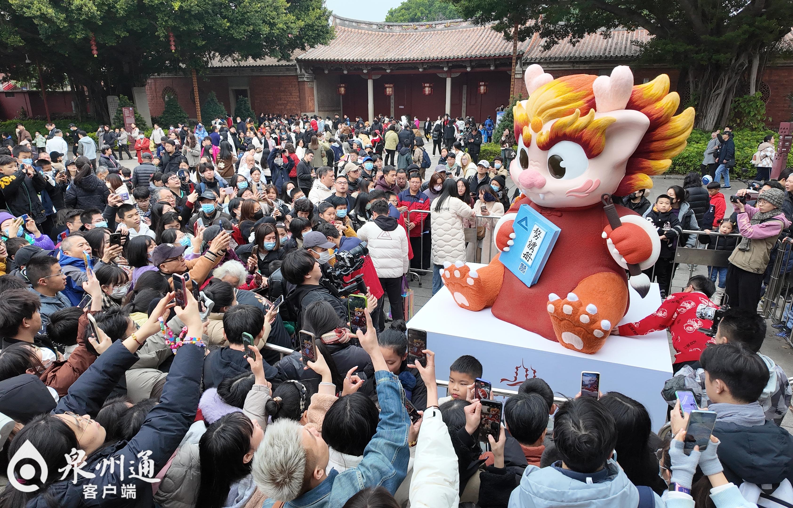 来了龙八子负屃亮相泉州府文庙广场