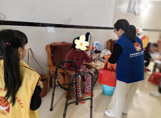 平和山格新春慰问送关怀温情走访暖人心