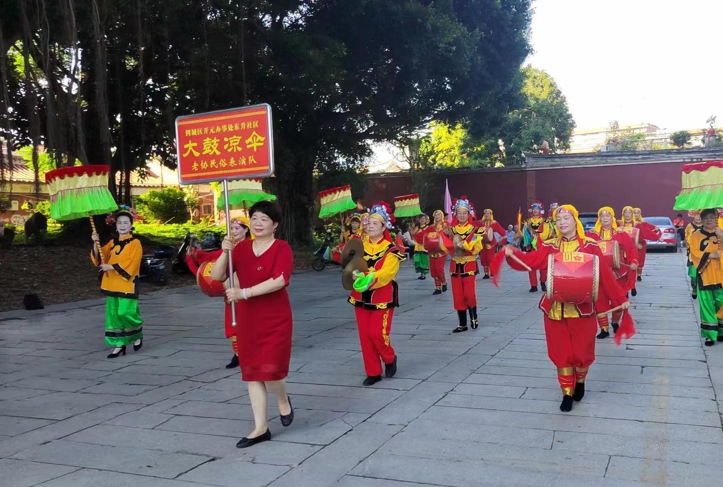 泉州民俗踩街队伍探营之大鼓凉伞：伞随鼓动的民间舞蹈