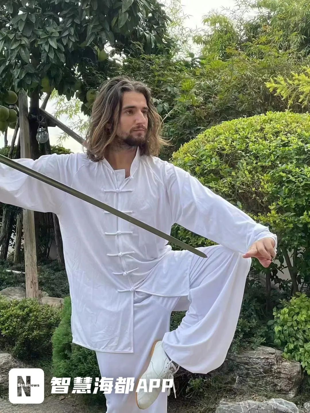 首页>城市>泉州> 卢卡练太极剑,对方供图03与泉州的情缘源于爱情打算