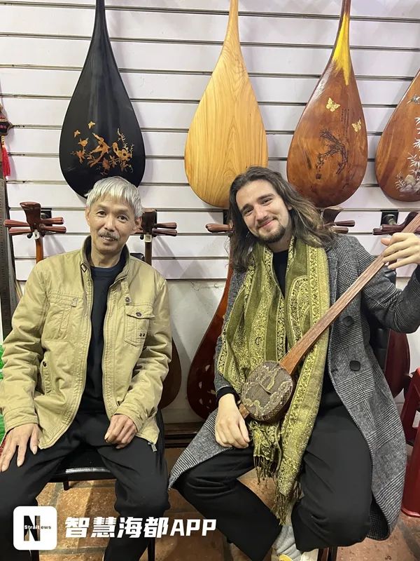 "在东西塔下的西街里,卢卡·斯特拉迪瓦里告诉记者,自己已经有了在