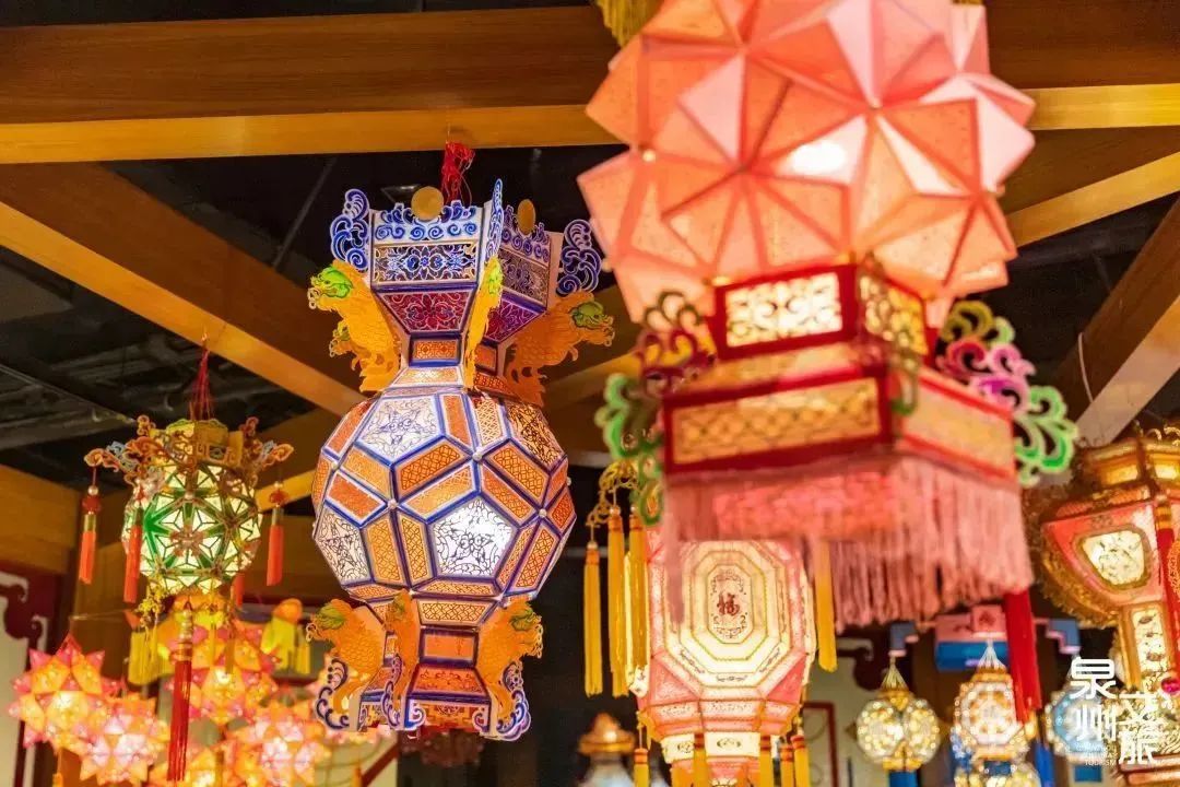 泉州花灯集雕刻,绘画,书法,造型,配色,漂染于一身,极富工艺美术价值