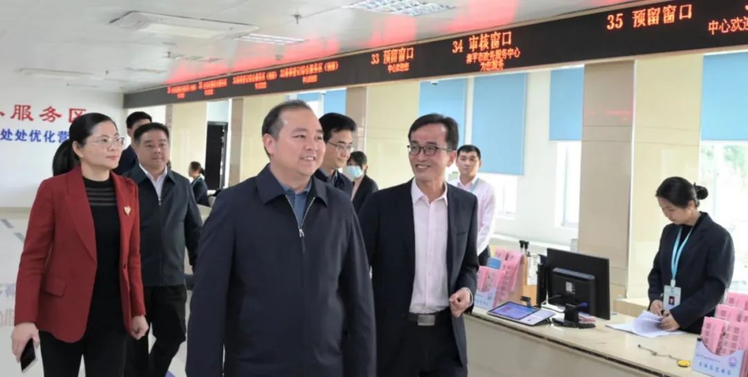 李毓文一行先后前往行政服务中心管委会,华润水泥(漳平)有限公司,漳平