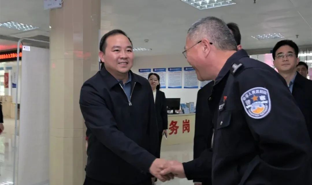 李毓文一行先后前往行政服务中心管委会,华润水泥(漳平)有限公司,漳平