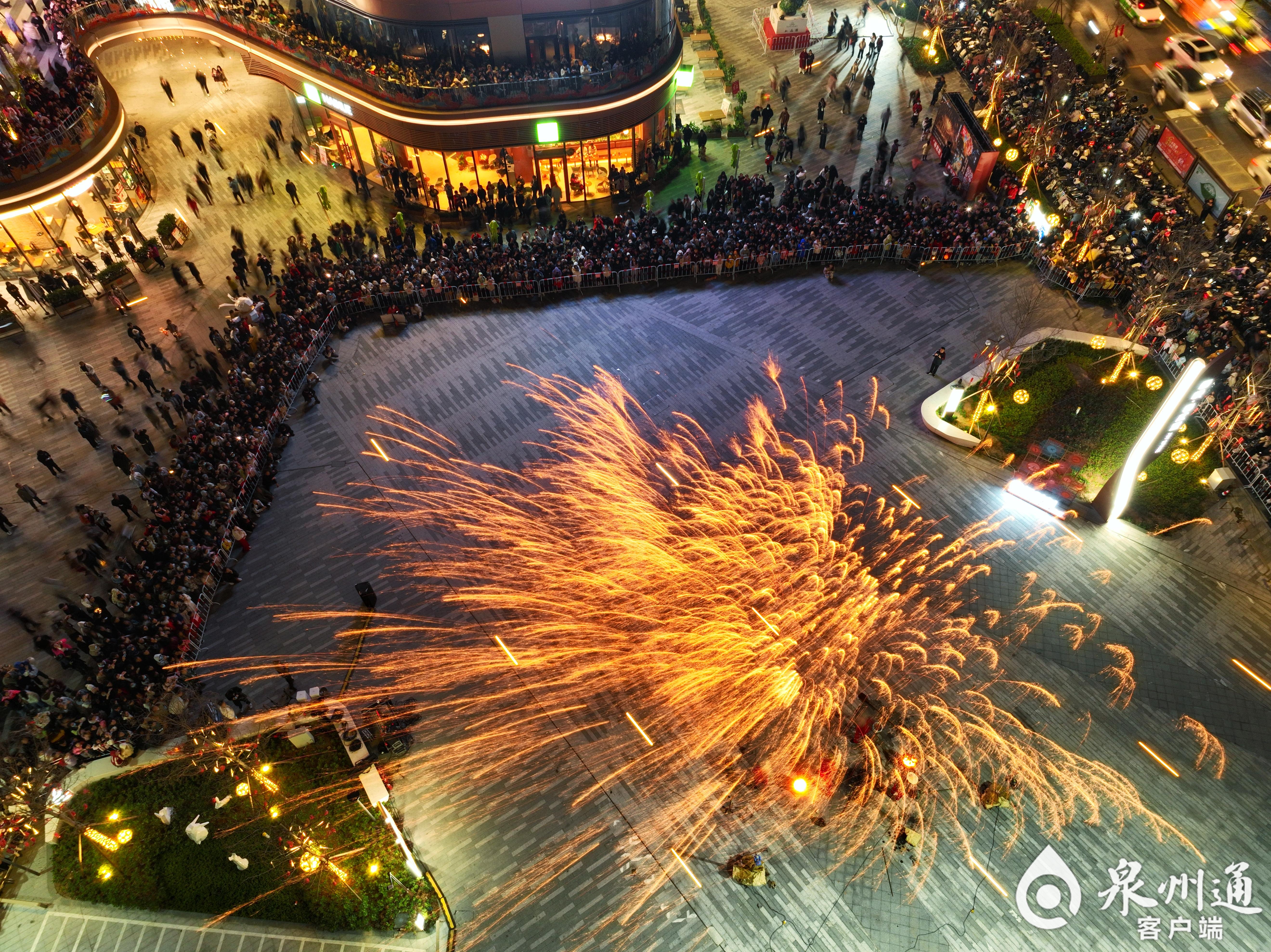 泉州晋悦春江里元宵夜绽放非遗打铁花,共赏百年传统艺术