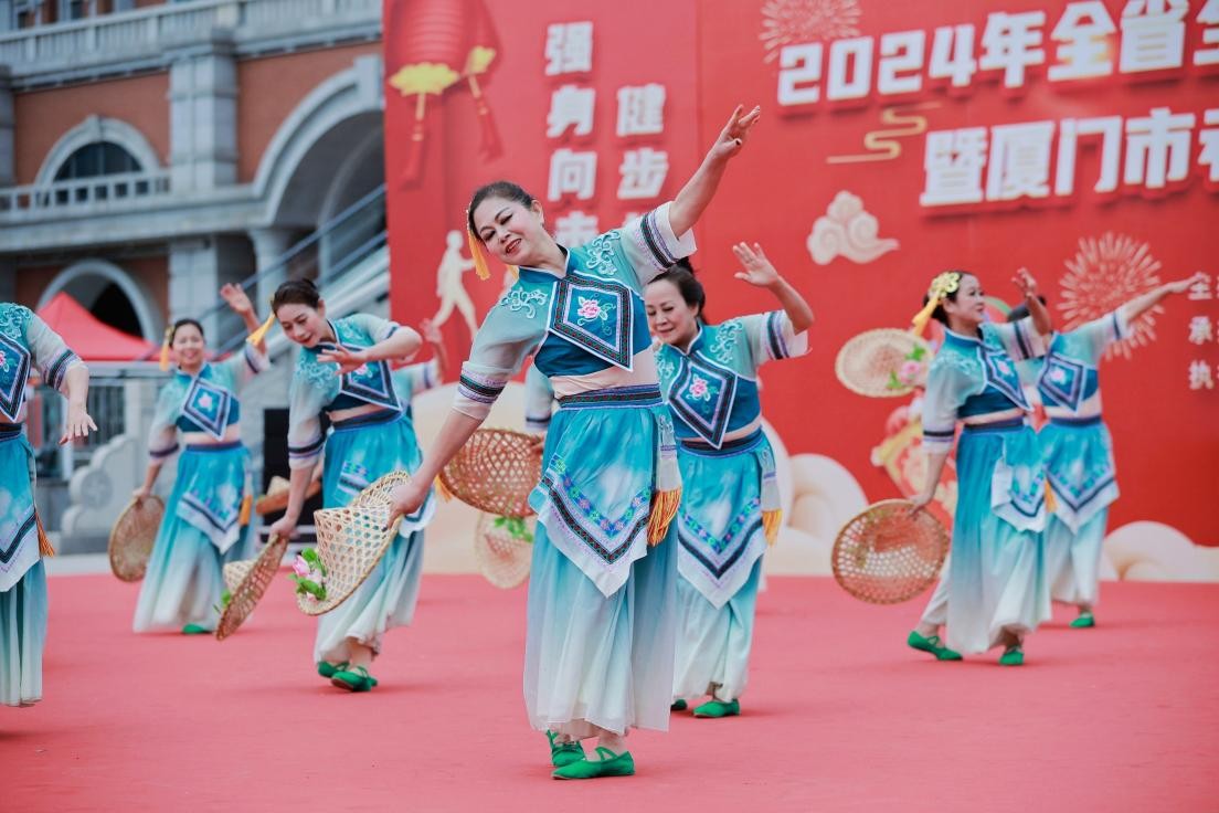 柔力球表演活动现场,由集美区选送的太极剑《红旗颂》,广场舞《大红的