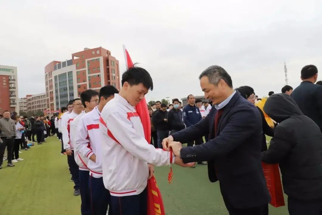 在"望子成龙"成人礼上,学校书记,校长王宽购为学生们送上成年礼《中华
