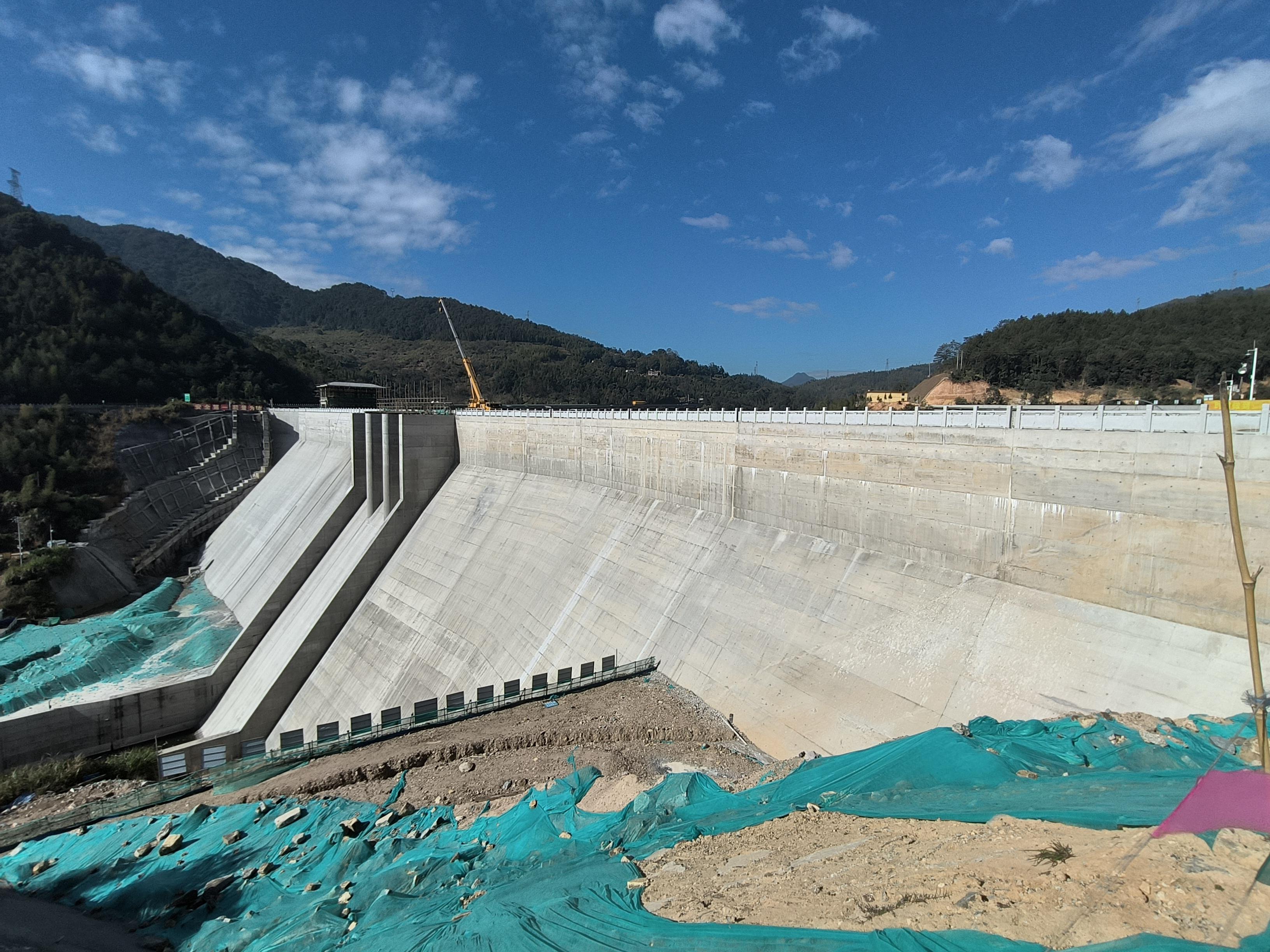 日前,在马跳水库项目施工现场,工人们正在紧张有序地作业,进行右岸取