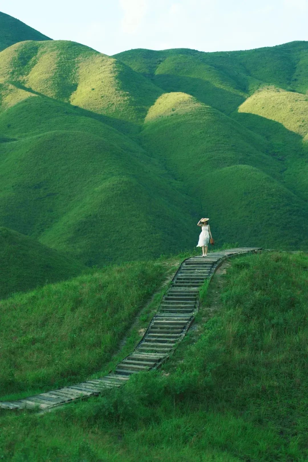 原价:60元/人,活动期间,向全国游客免景区门票(不含二销项目)营业时间