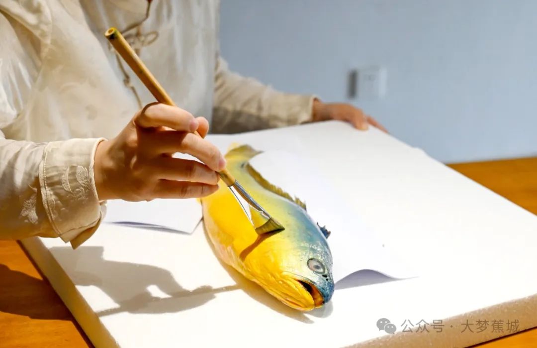 "画鱼拓有很多不确定因素,其中最重要的便是鱼,有些鱼类比如大黄鱼,它