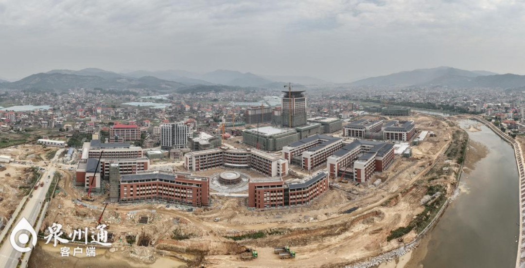 近日,记者来到泉州医学高等专科学校南安校区工程项目现场了解到,该