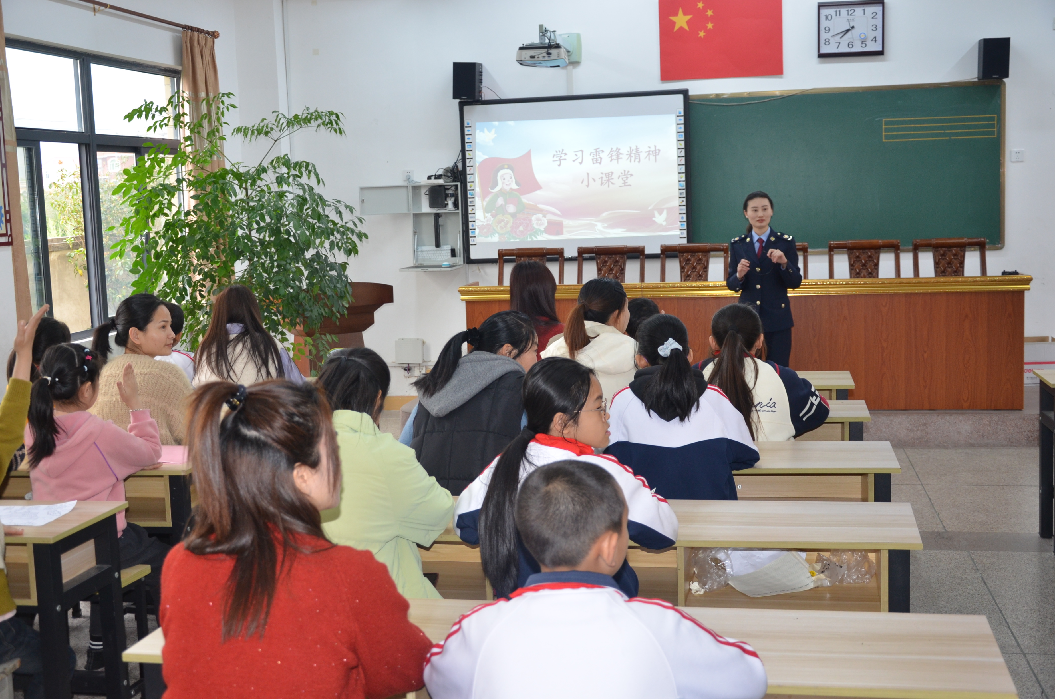 税务蓝暖人心巾帼红助振兴