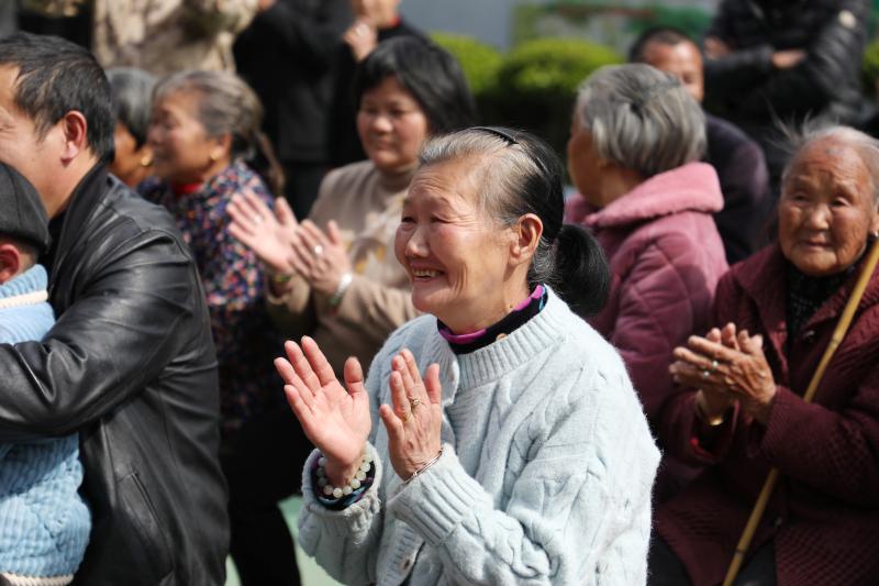 台下村民热情鼓掌.王松青 摄.jpg