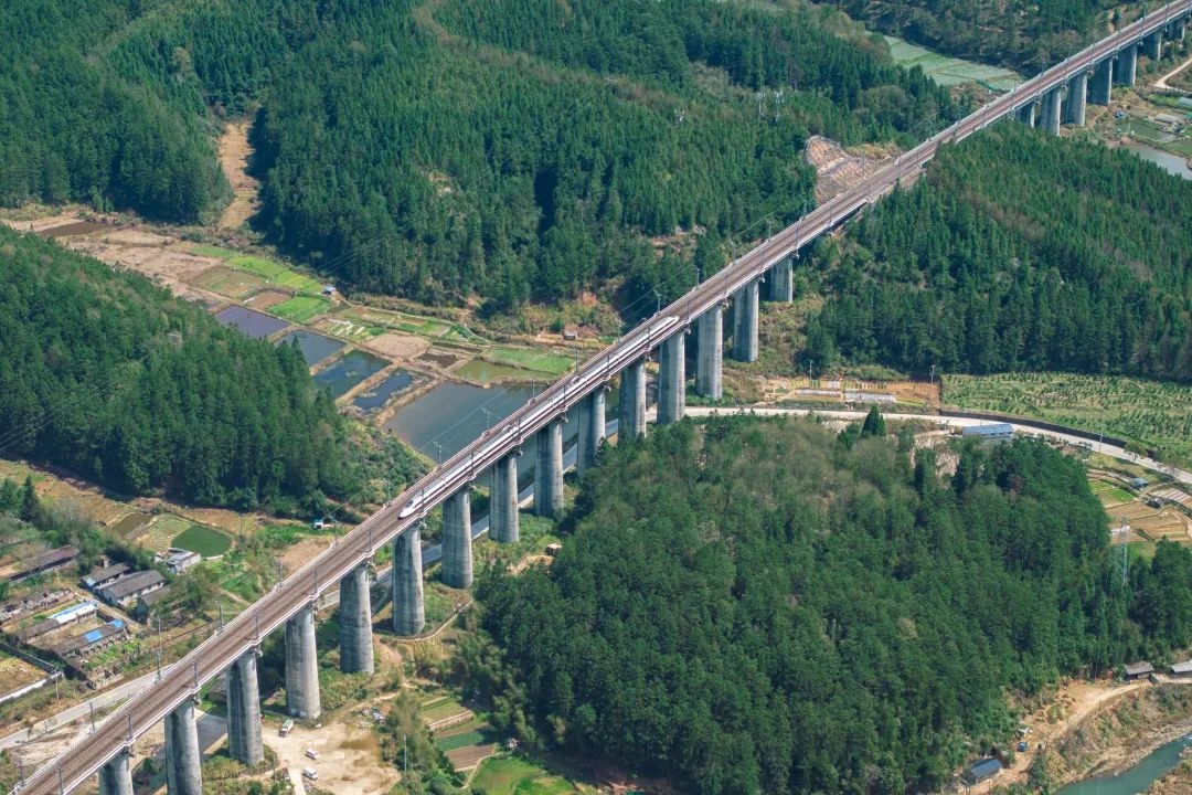 高铁旅游火出圈赣闽两省铁路迎来春游运输旺季