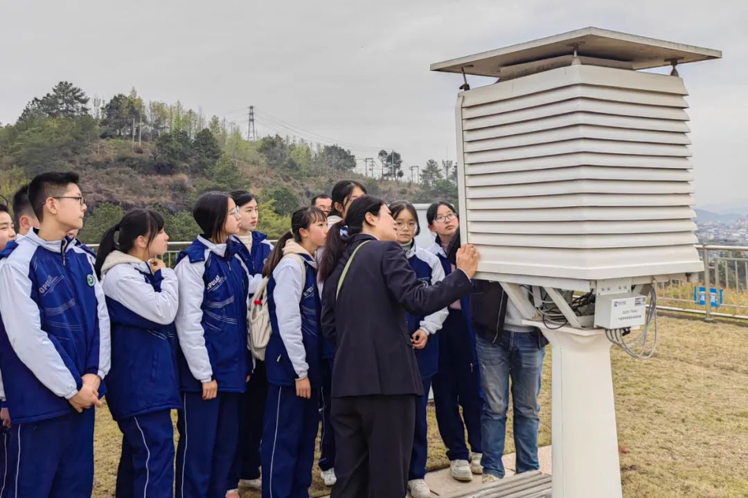 邀请松溪二中的学生们走进气象观测站,学习更多气象