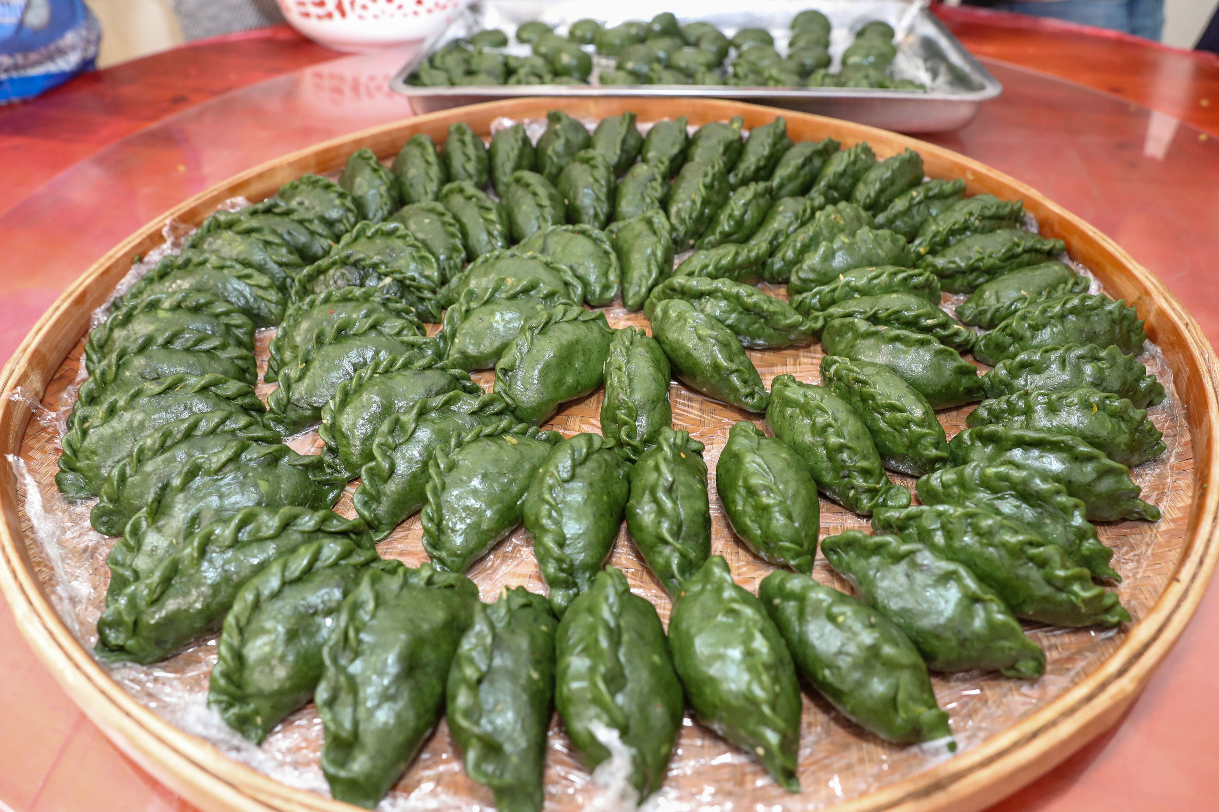 福建武夷山:村民制作特色小吃清明果