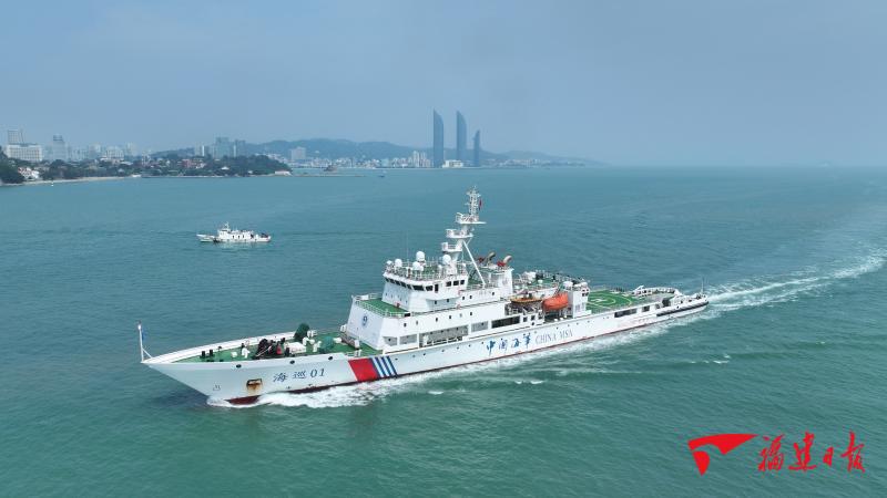 海事局"海巡01"轮在厦门港主航道"九折礁"附近水域组成联合巡航编队