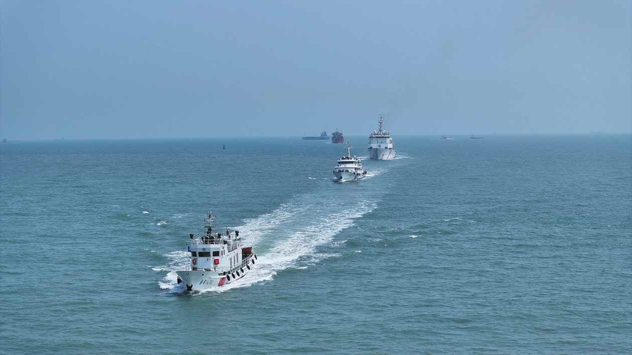 此次联合巡航活动,福建海事局执法船艇"海巡0802"轮,东海航海保障中心