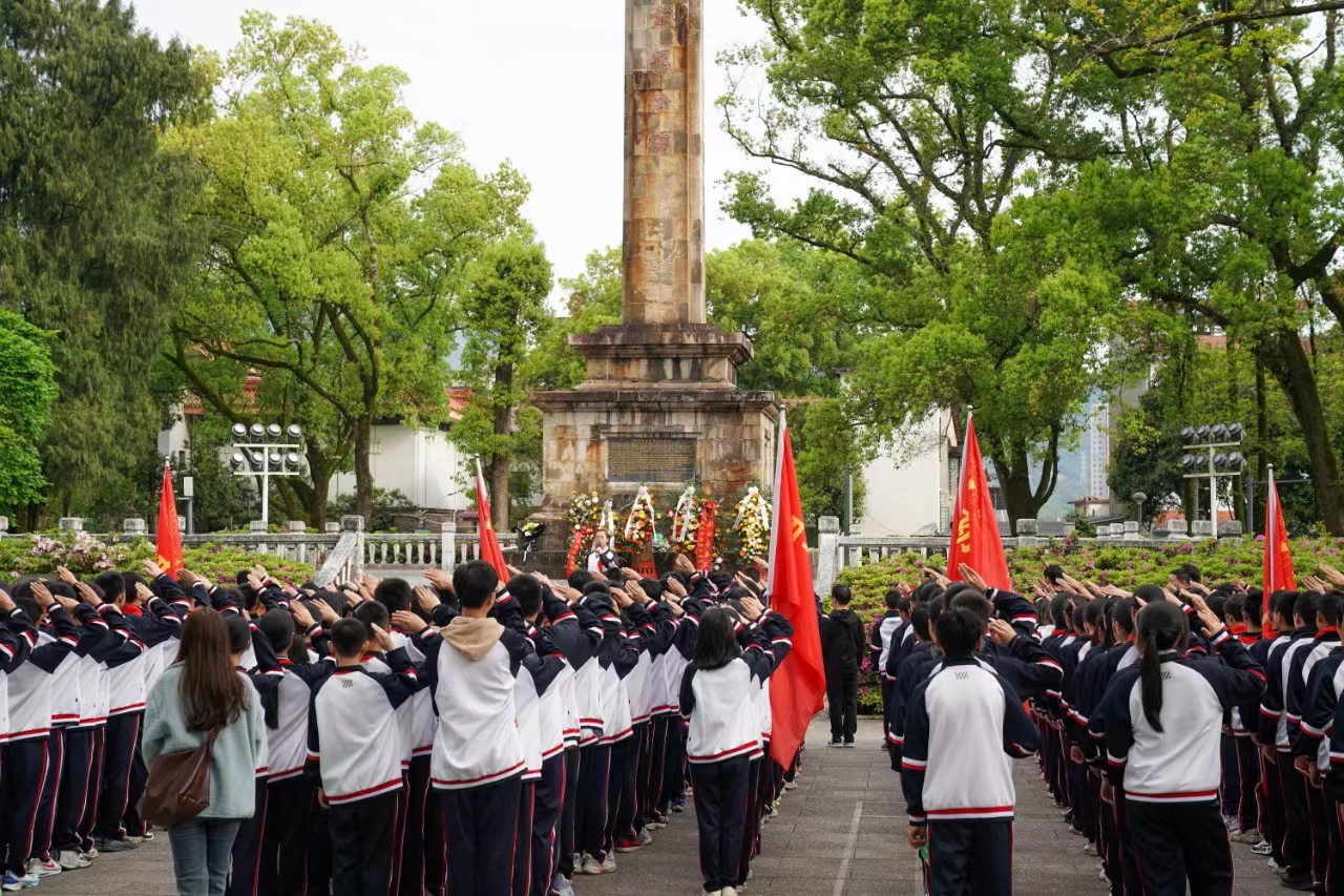 清明节将至,今天武夷山市一中,崇安,百花小学,实验幼儿园等师生,武夷